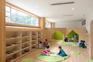 幼兒園裝修設計效果圖原木風定制收納閱讀書柜。童躲避屋，色環保裝修。