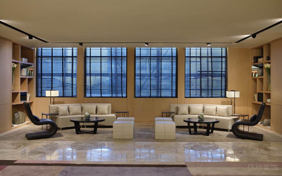 會客廳對稱雙排米白色沙發(fā)