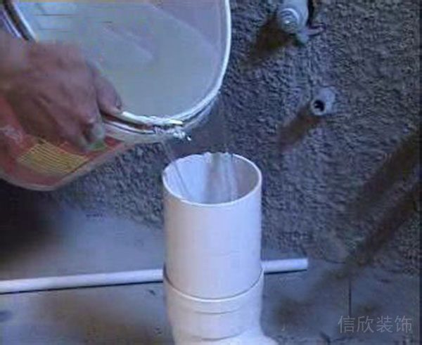 深圳裝修公司倒水檢查排水和地漏通暢