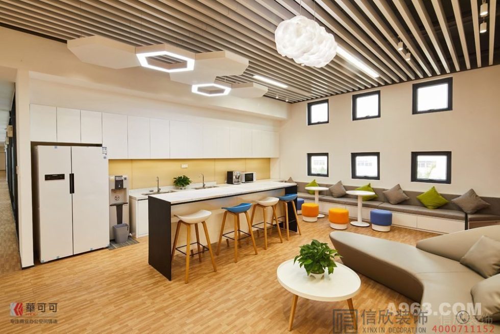 木質(zhì)復(fù)古茶水間辦公室裝修效果圖