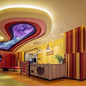 弧形藝術吊頂天花彩虹復古兒童興趣班大廳裝修效果圖