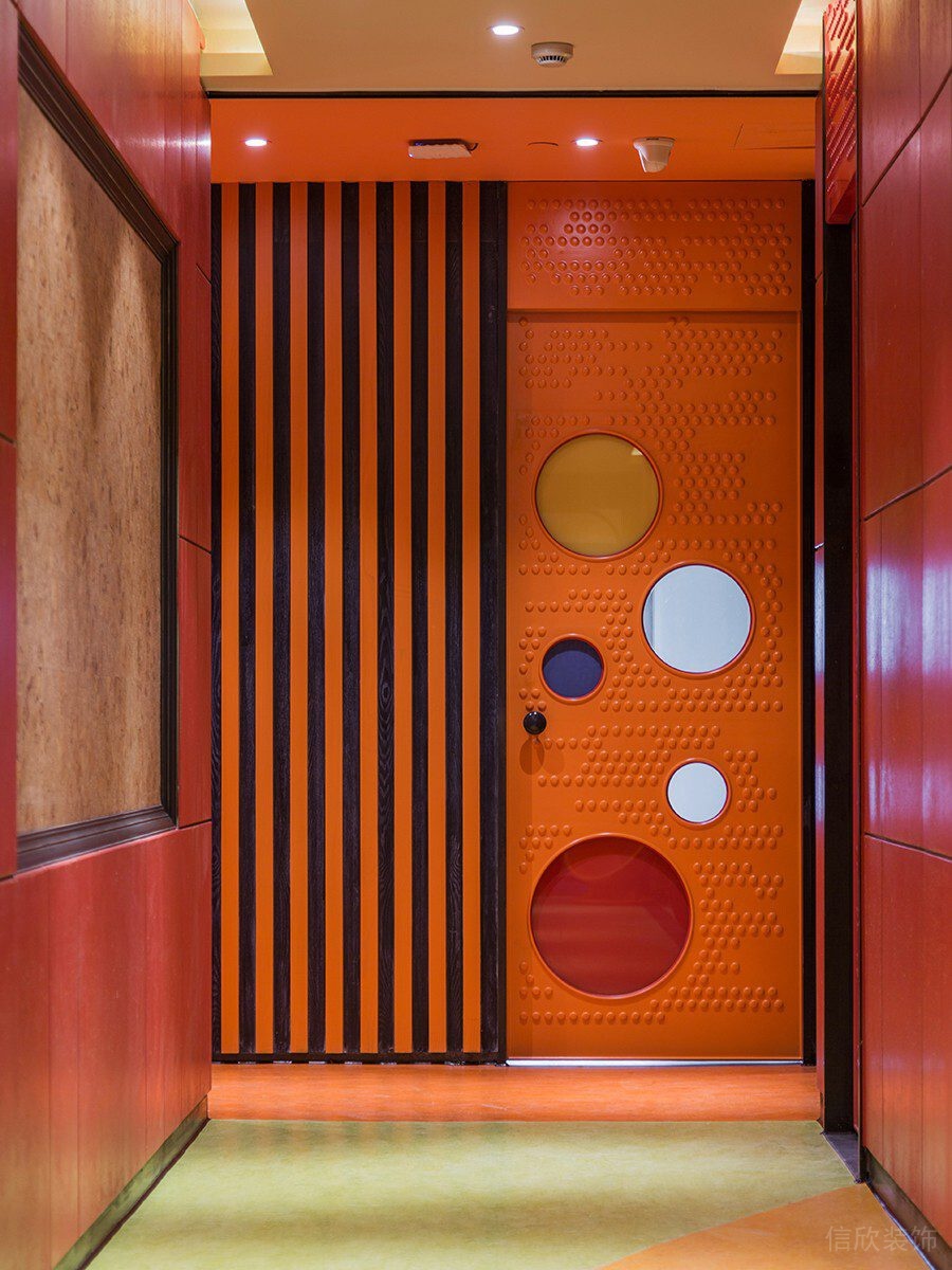 亞克力環(huán)形圓孔透視門條紋橙色兒童趣味設(shè)計(jì)