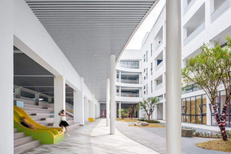 開放式架空層階梯式簡約滑梯裝修設(shè)計