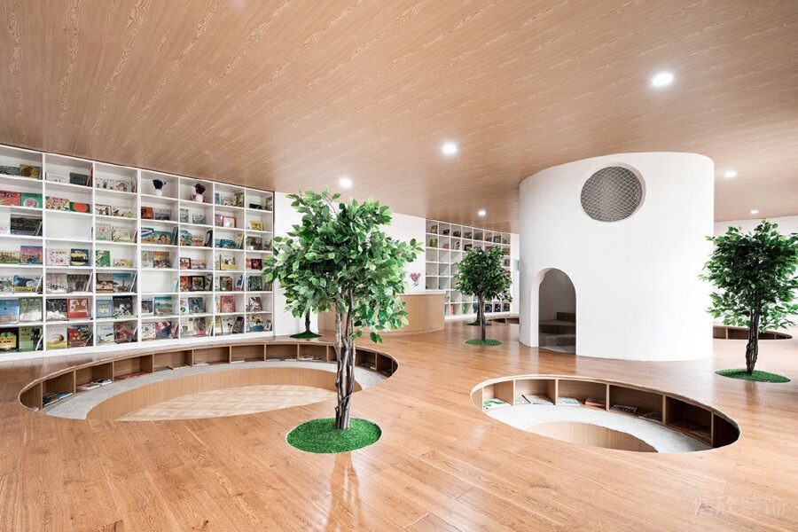 原木風地板抬高環(huán)形閱讀室培訓機構(gòu)裝修效果圖