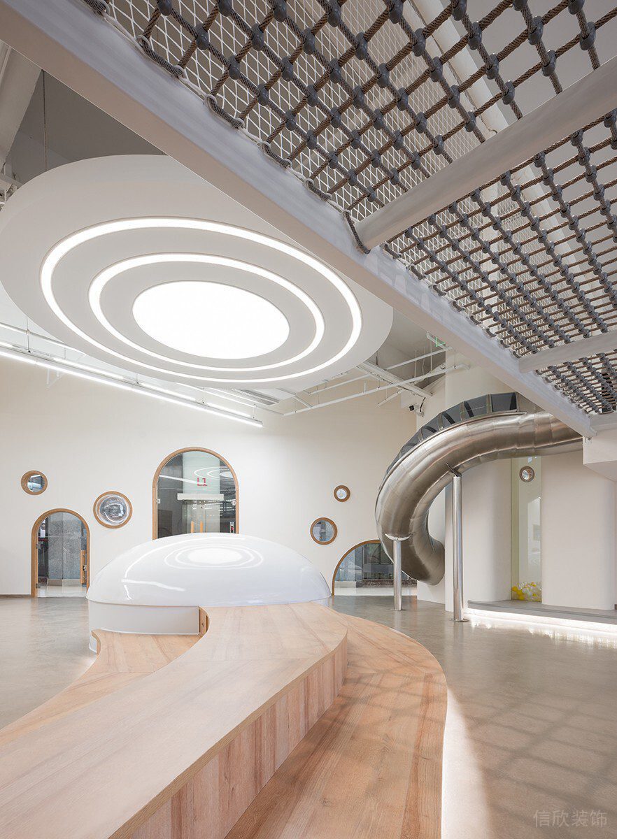 原木條形階梯式座椅休息區(qū)設(shè)計