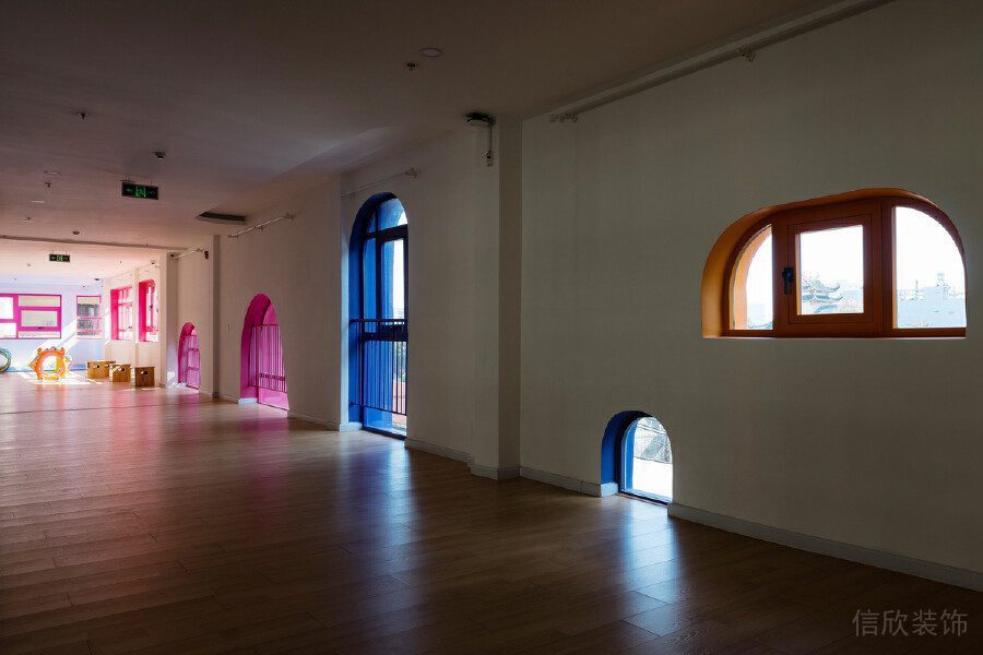 強(qiáng)調(diào)色窗戶休息區(qū)設(shè)計