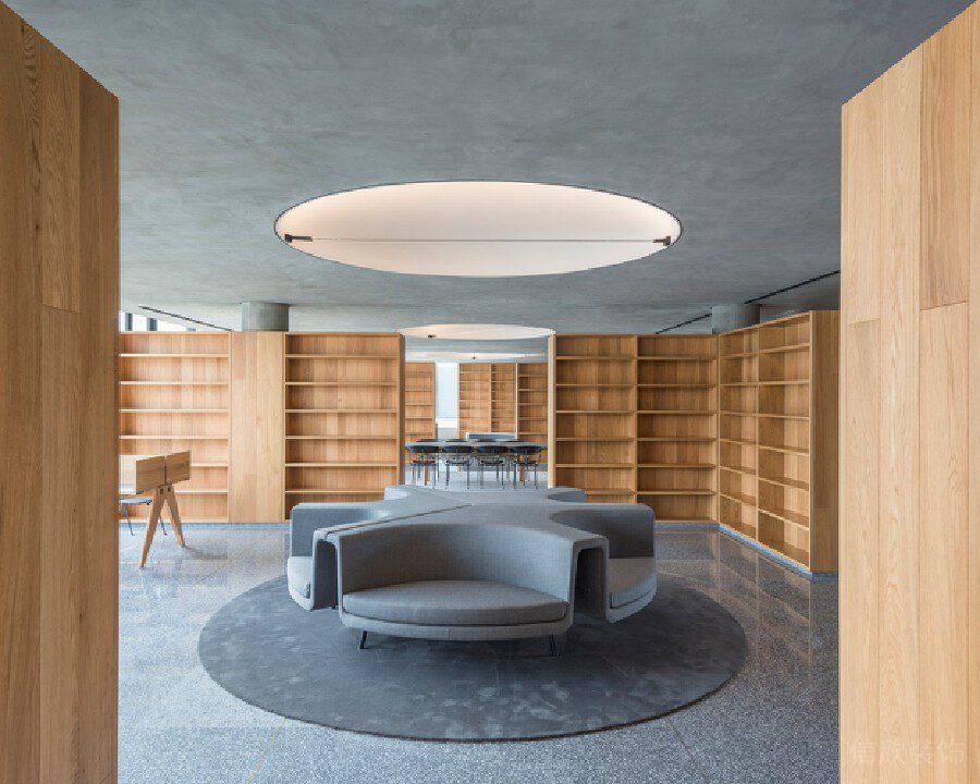 中央布藝沙發(fā)閱讀室實木書柜空間隔斷裝修效果圖