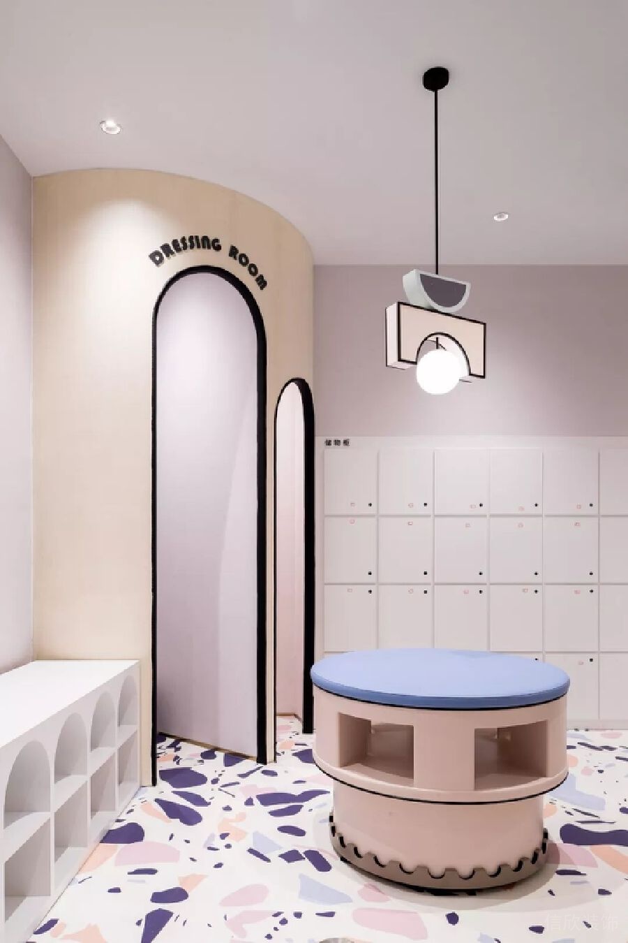 更衣室奶油色系收納柜機構(gòu)設(shè)計