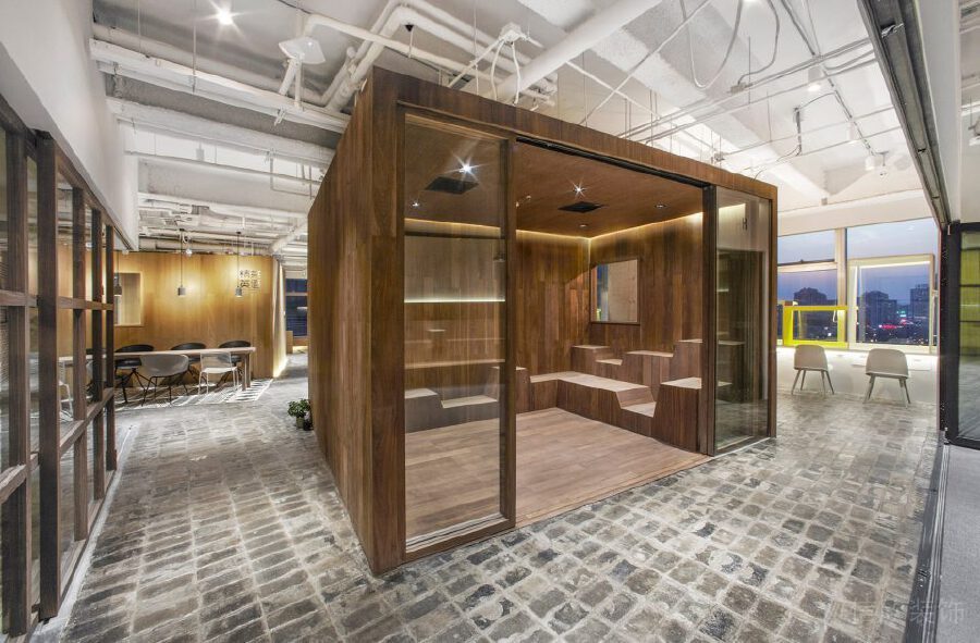 復(fù)古木飾面獨(dú)立會(huì)議室辦公室裝修