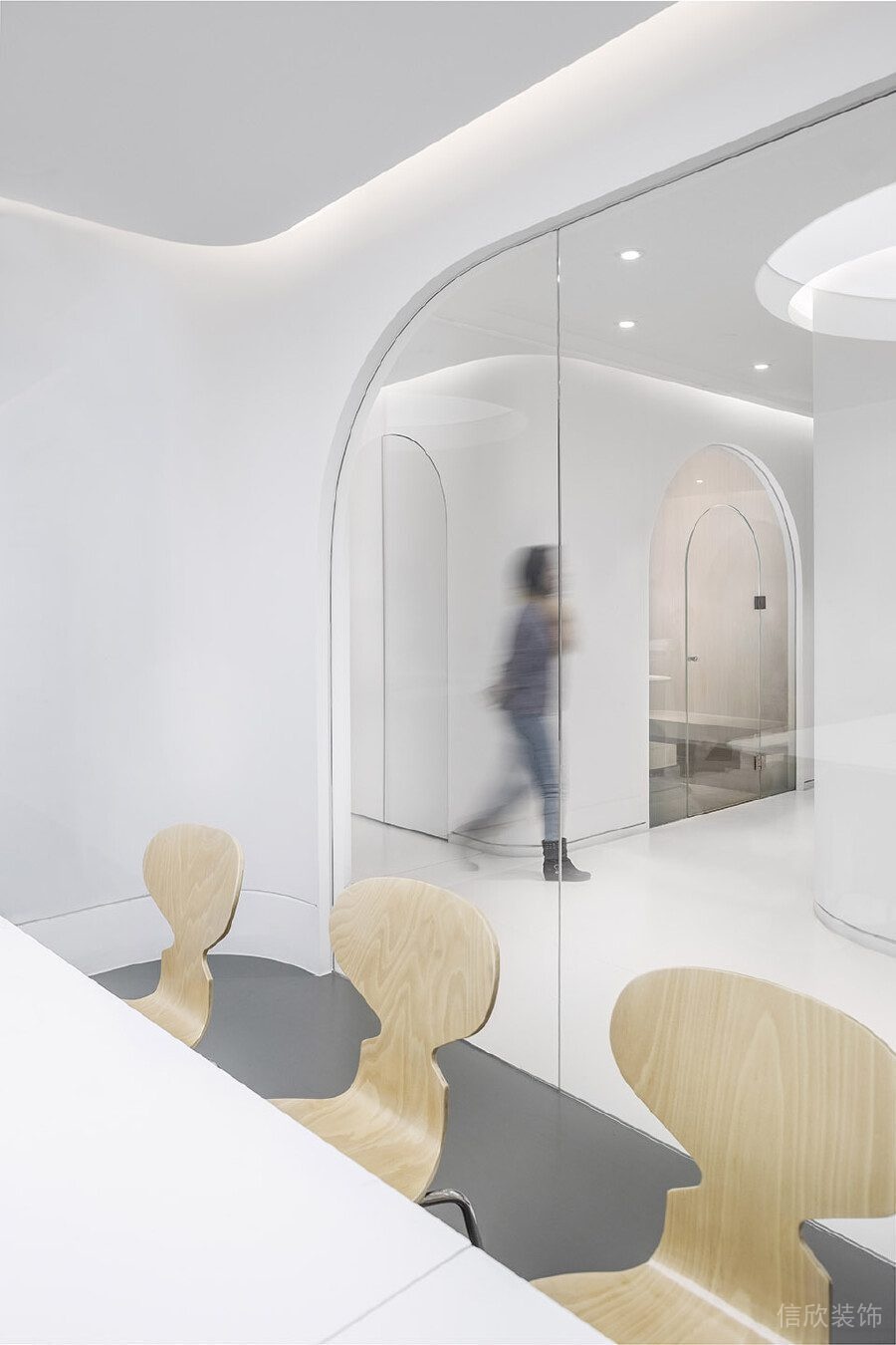 玻璃隔斷極簡風(fēng)純白會(huì)議室裝修