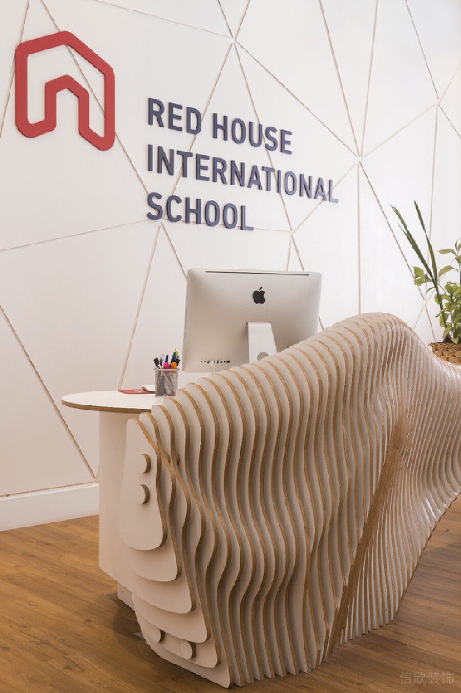 木飾面前臺桌裝修設計機構(gòu)幾何簡約風形象板