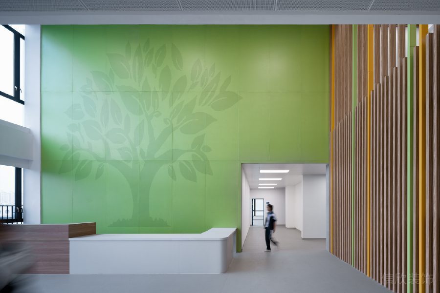 綠色墻體設計暗紋環(huán)保健康前臺區(qū)大廳裝修