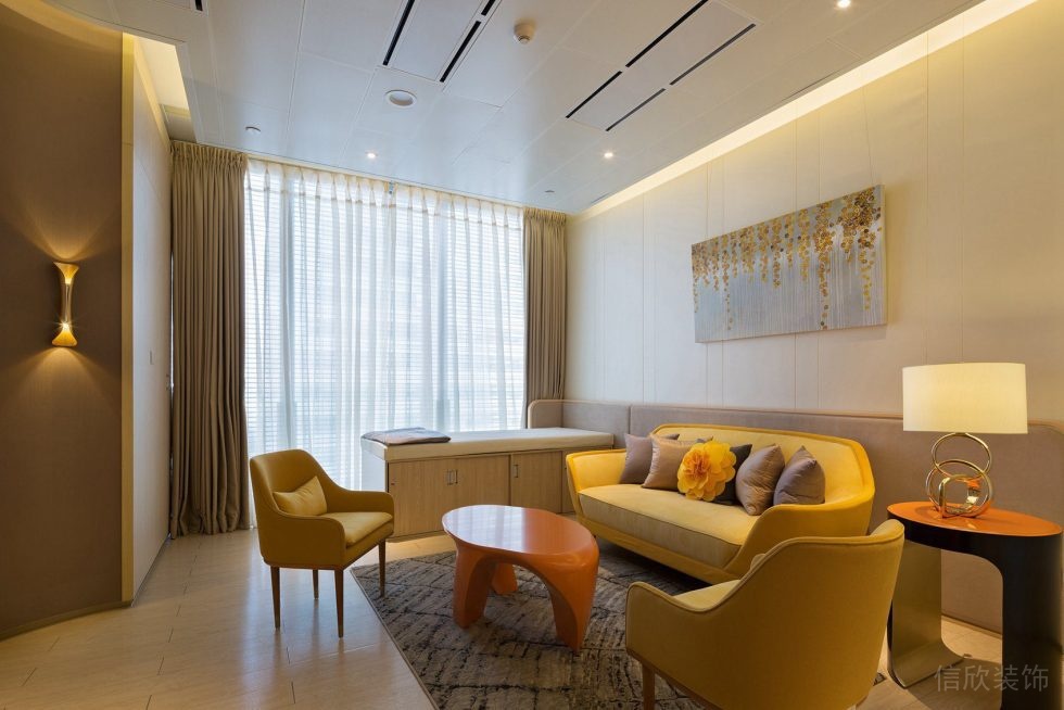 會客區黃色棉麻沙發溫暖辦公室裝修設計