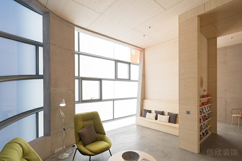 弧線現(xiàn)代設(shè)計木制過道墻體天花一體裝修效果圖