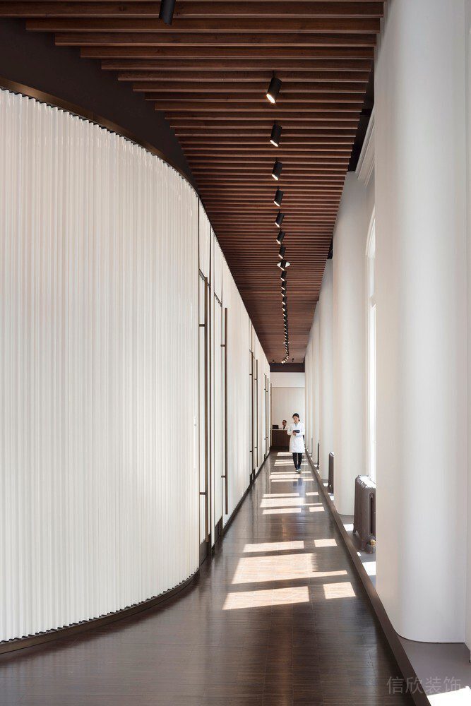 深色木質(zhì)鏤空天花裝修設(shè)計直線式過道