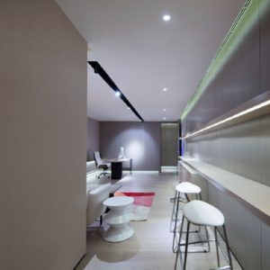 辦公室裝修設(shè)計(jì)茶水間簡約效果高腳椅效果