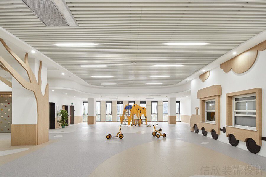 原木風幼兒培訓機構興趣啟蒙過道鏤空天花裝修效果