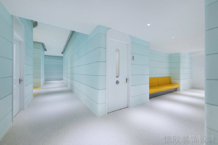 培訓機構裝修漸變藍色過道設計簡約白內嵌式黃色沙發