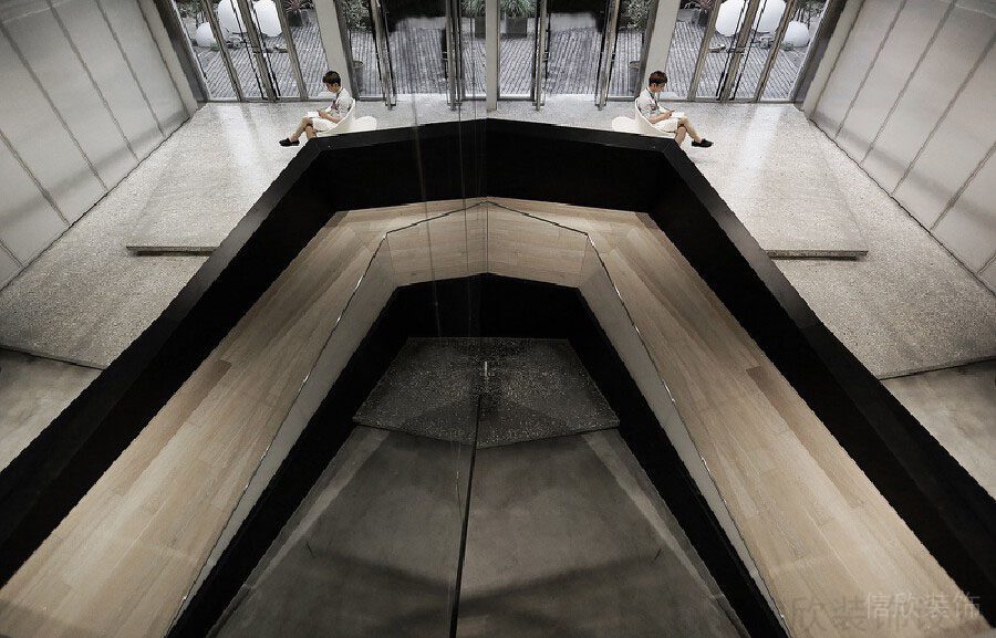 環形斜坡木質過到辦公室對稱式設計