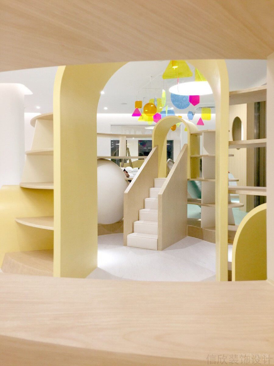 奶油系環形中央娛樂培訓機構木質休息區