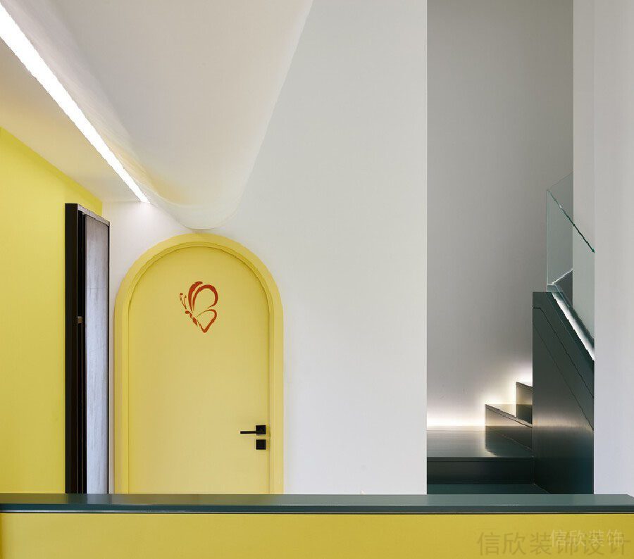 黃色平推門(mén)天花內(nèi)嵌式設(shè)計(jì)玻璃扶手樓梯區(qū)域