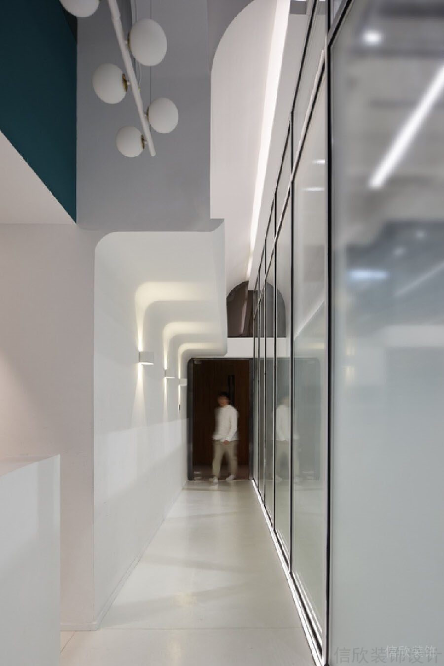 現(xiàn)代簡(jiǎn)約過(guò)道漸變玻璃墻體隔斷弧線設(shè)計(jì)創(chuàng)意效果