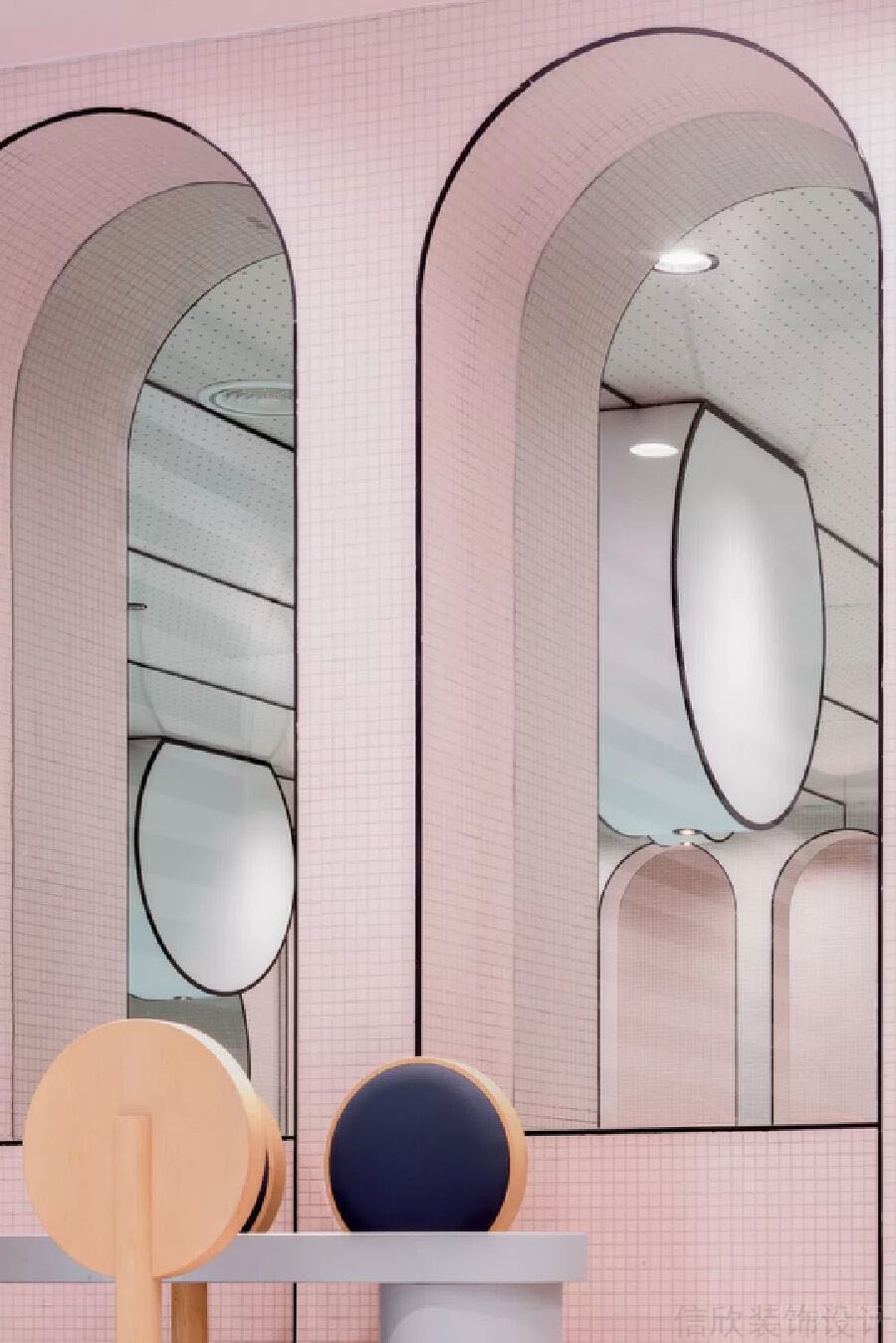 游泳池過道休息區(qū)裝修設計黑邊弧線粉色瓷磚鋪貼墻體裝飾