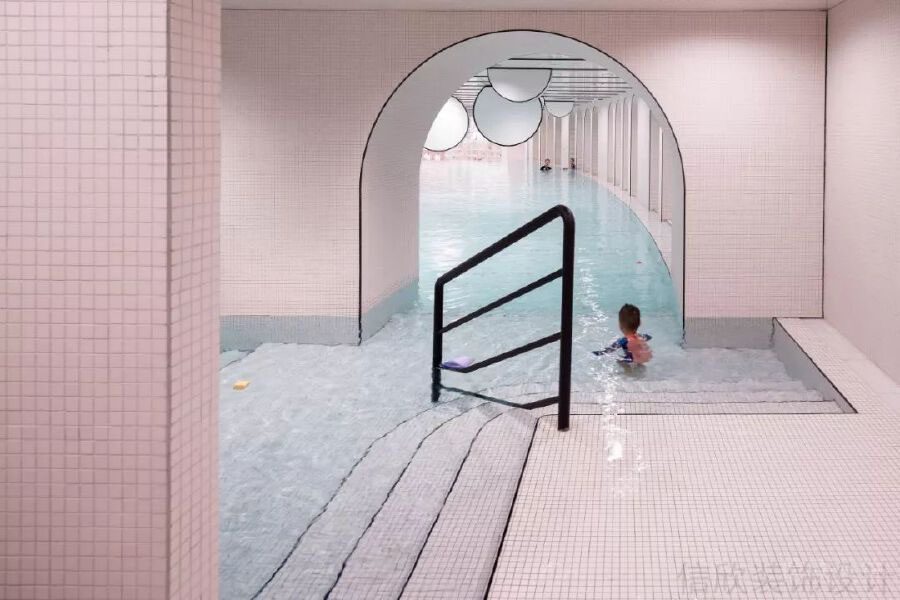 游泳池裝修設計粉色瓷磚階梯式創(chuàng)意設計