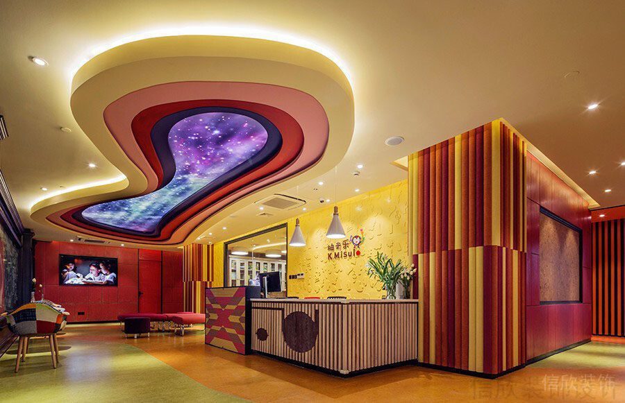 燈飾天花弧線設(shè)計(jì)軟包裝修前臺(tái)區(qū)域