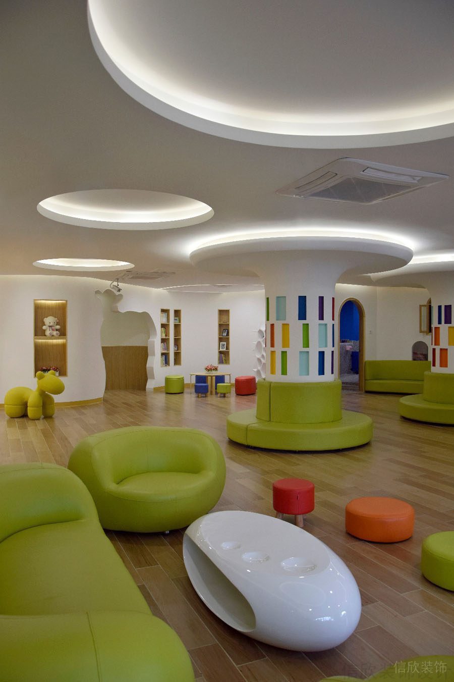 墻柱彩色設(shè)計(jì)簡(jiǎn)約軟包休息區(qū)沙發(fā)