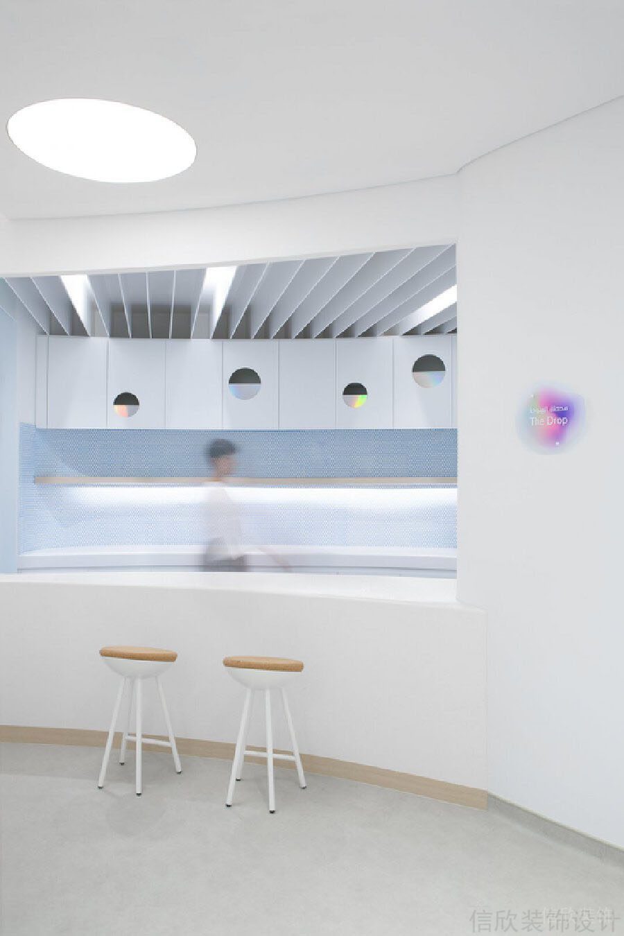 現(xiàn)代簡(jiǎn)約風(fēng)水吧臺(tái)墻體鏤空辦公室裝修設(shè)計(jì)