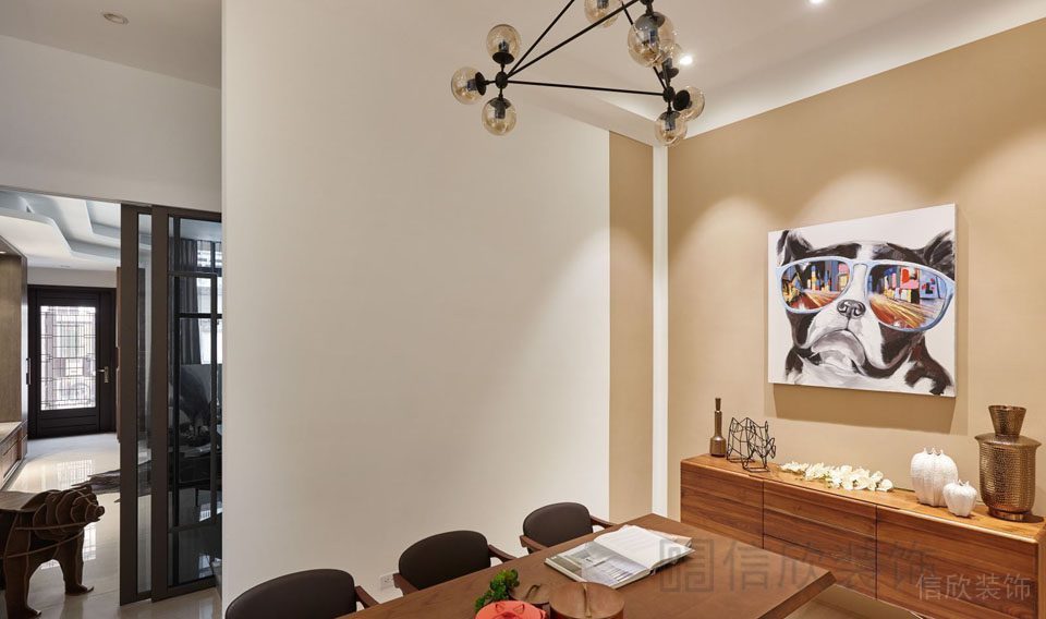 木質裝修效果圖天花水晶吊頂就餐區(qū)木柜裝修