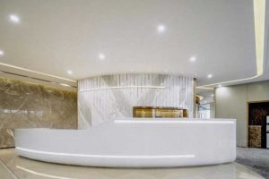 辦公室現(xiàn)代輕奢風(fēng)白色弧形前臺效果圖