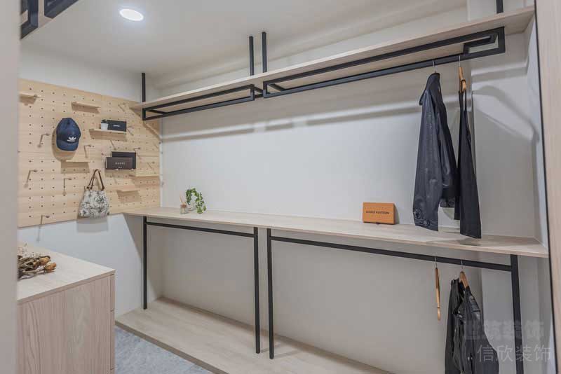 北歐工業(yè)風家居主人房衣帽間