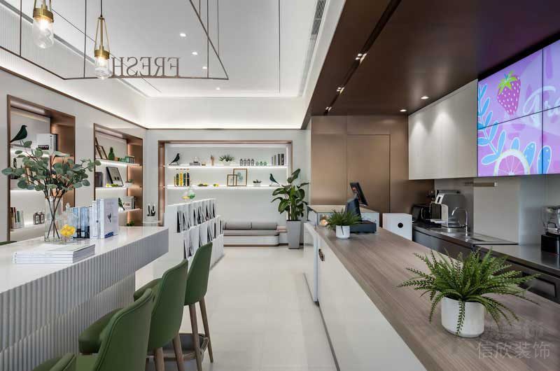 白色吧臺(tái)旁的綠色餐椅