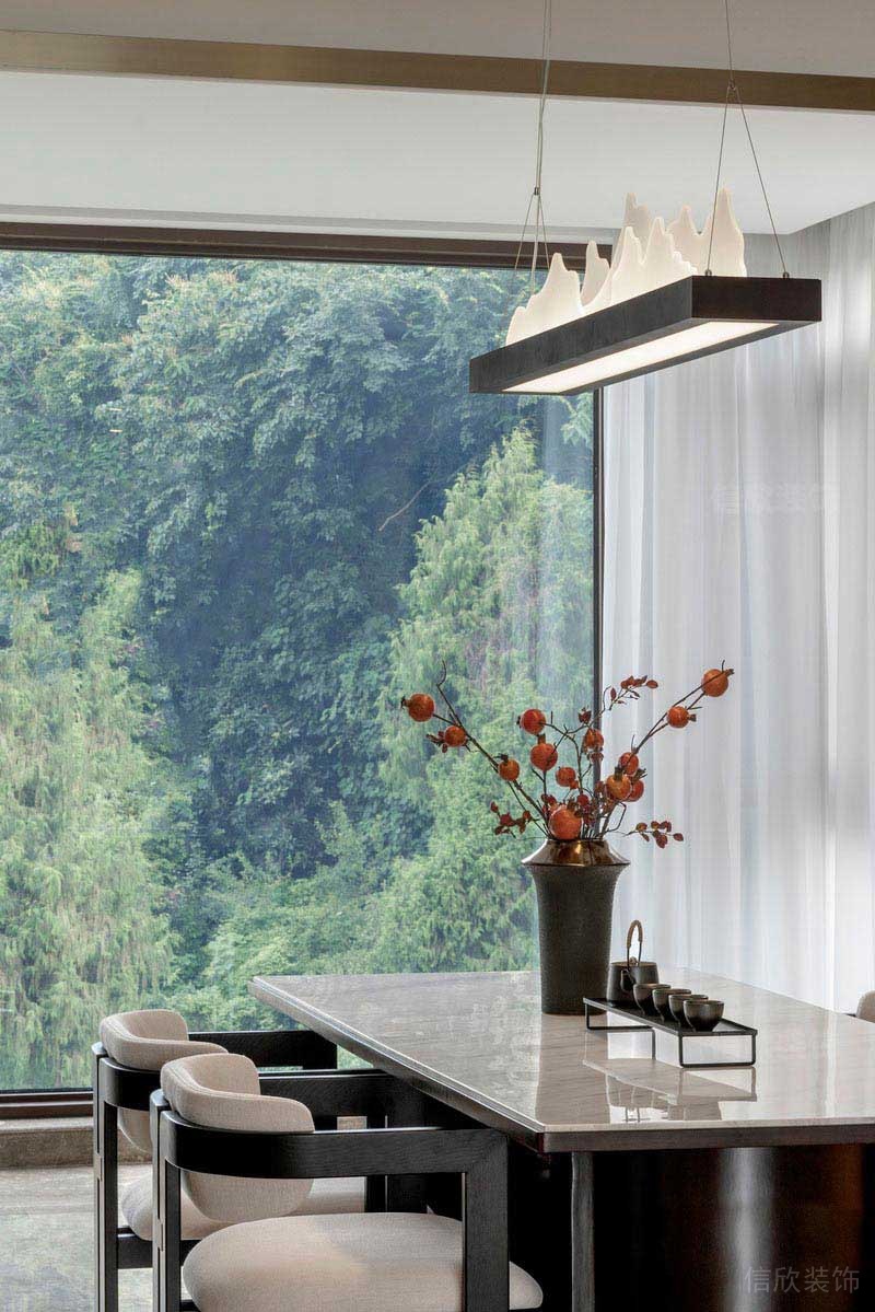 餐桌邊落地窗設(shè)計(jì)方案