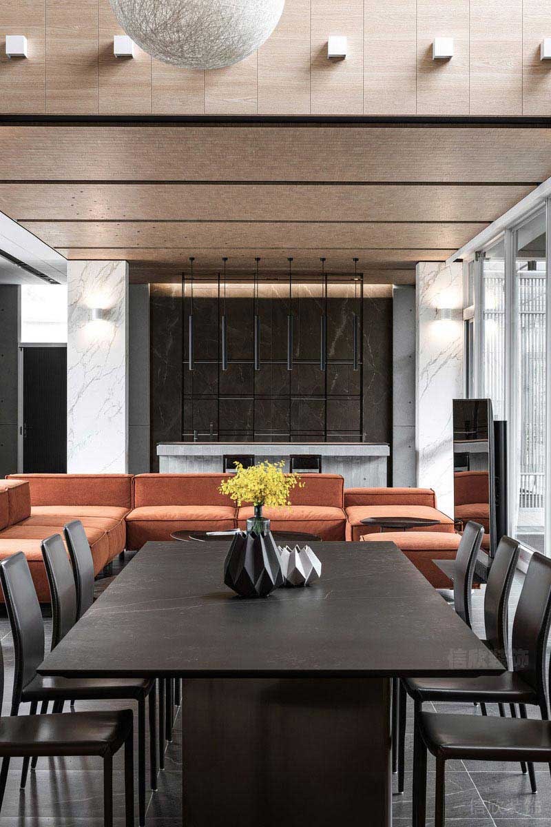 橘紅色沙發(fā)與黑色餐桌的搭配設(shè)計(jì)