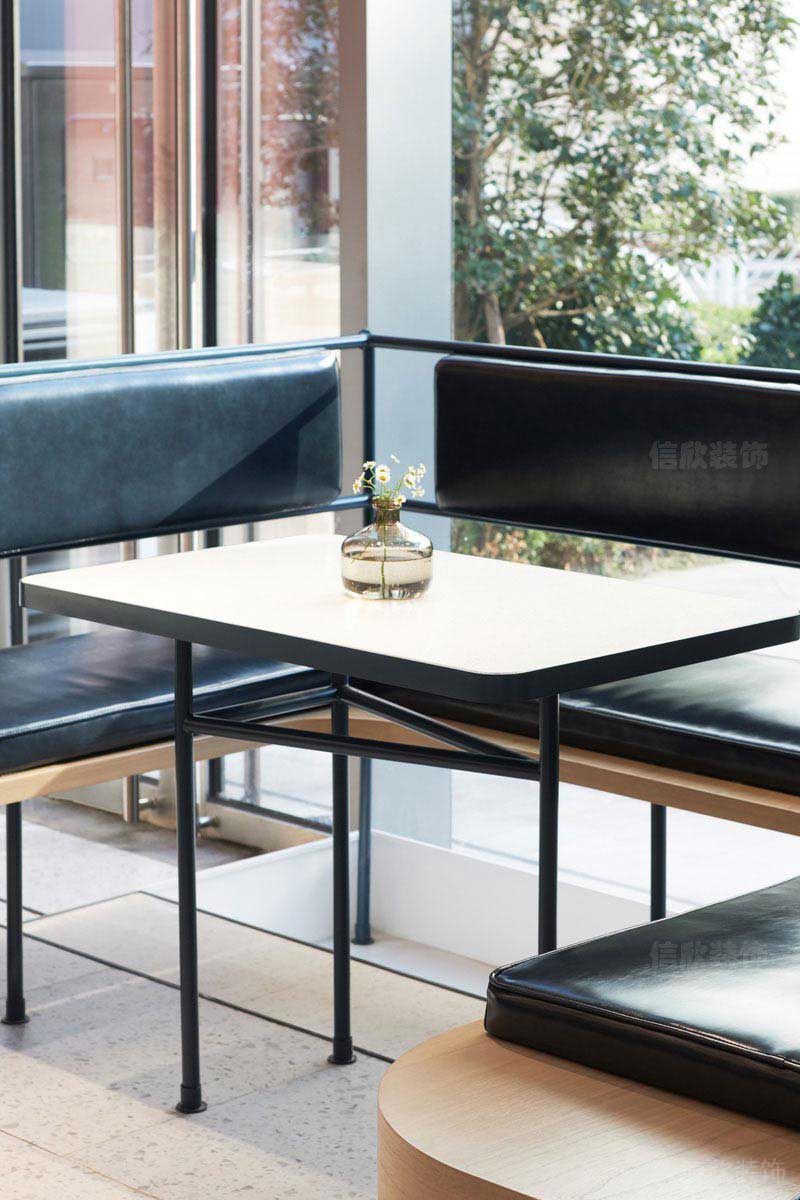 簡易的沙發(fā)與茶幾效果