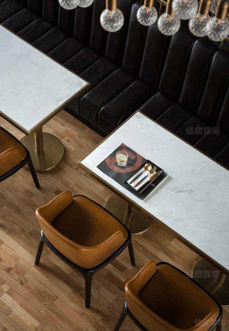輕奢風(fēng)的餐桌和棕色的皮餐椅