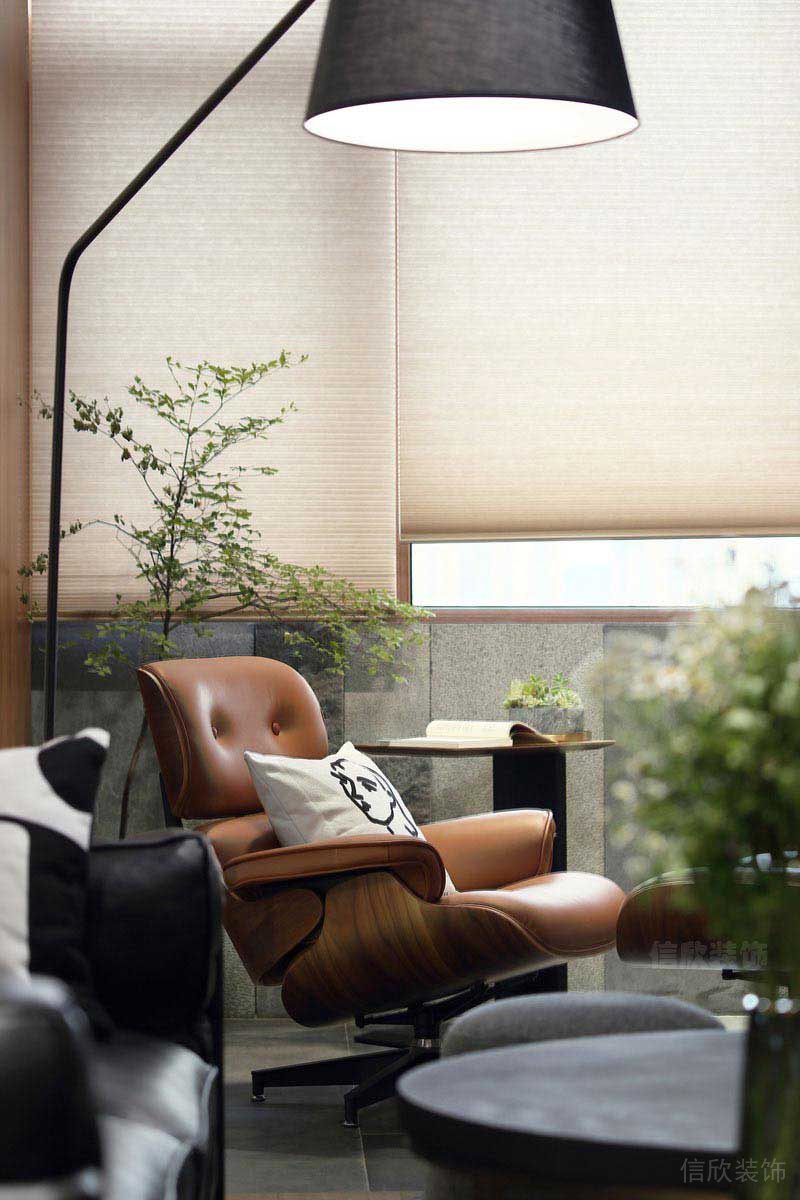 深色空間里面的棕色沙發(fā)