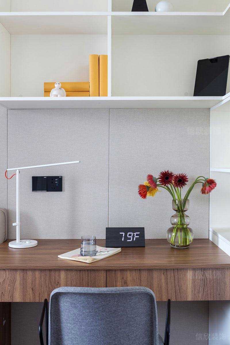 書桌前的白色書柜設(shè)計(jì)