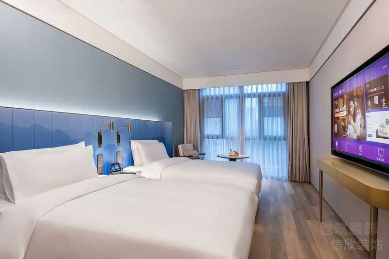 現(xiàn)代北歐風(fēng)酒店主題客房藍色背景墻