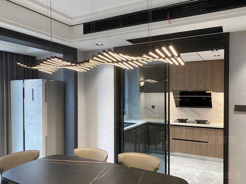 新居現(xiàn)代簡約風(fēng)餐廳效果圖(新居現(xiàn)代輕奢風(fēng)客廳效果圖)