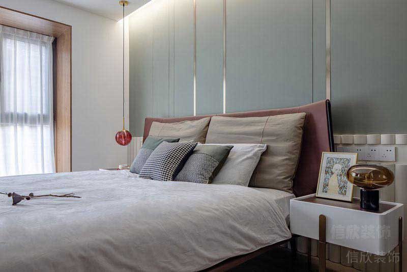 新居現代輕奢風臥室硬包金屬線條背景墻效果圖