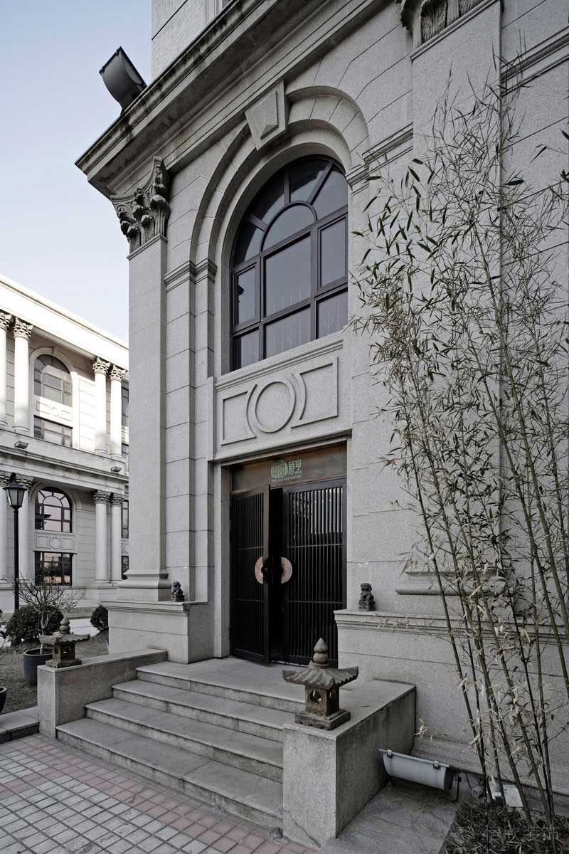 中歐混搭風(fēng)別墅外立面入戶(hù)門(mén)