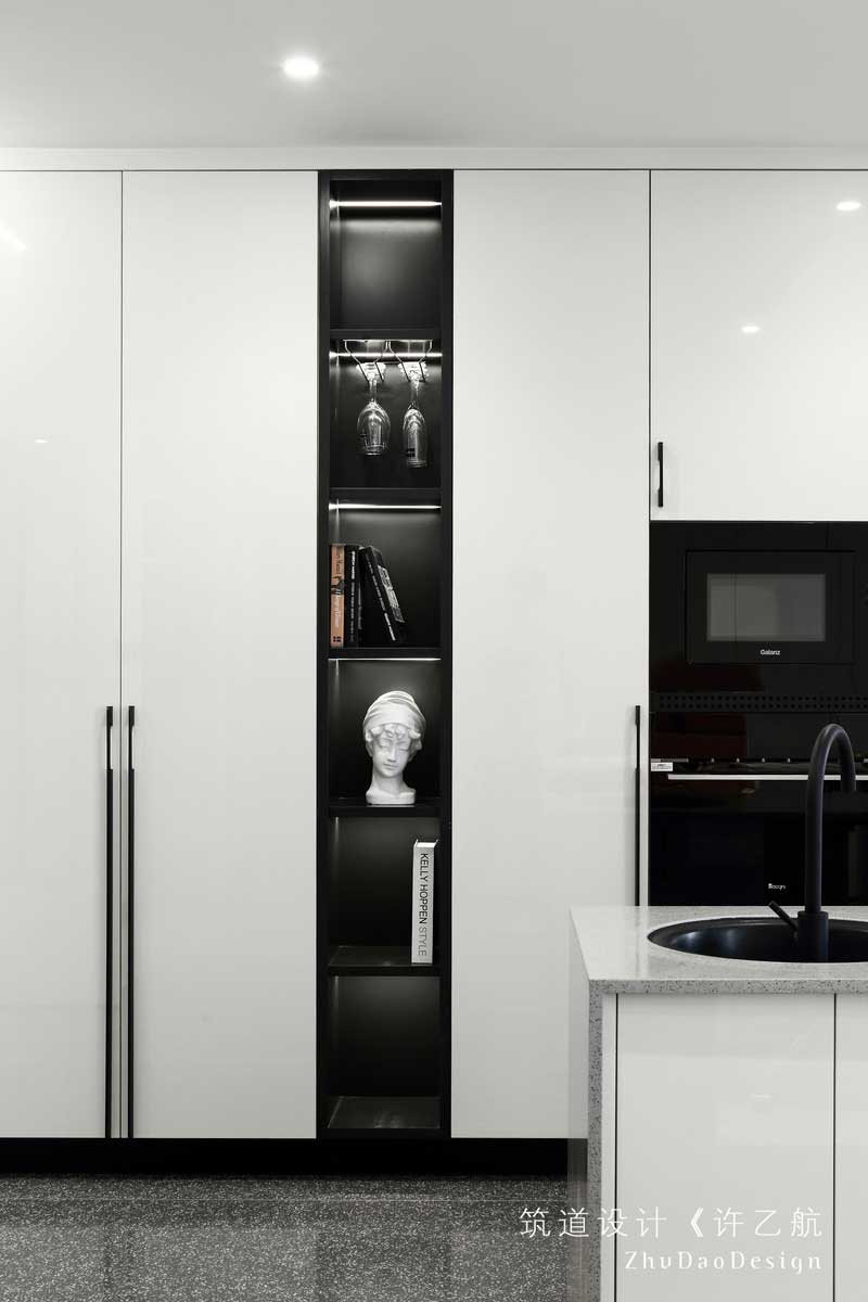 隔斷體現空間的通透感,燈光反射豐富頂面空間意境。 隔斷體現空間的通透感,燈光反射豐富頂面空間意境。