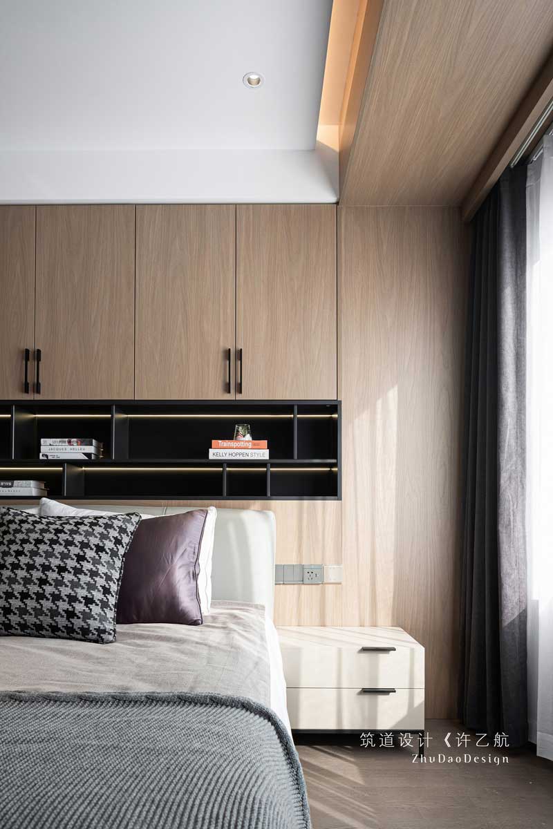 黑色鏤空隔斷設計,增加燈帶,讓床頭背景不那么沉悶。 黑色鏤空隔斷設計,增加燈帶,讓床頭背景不那么沉悶。