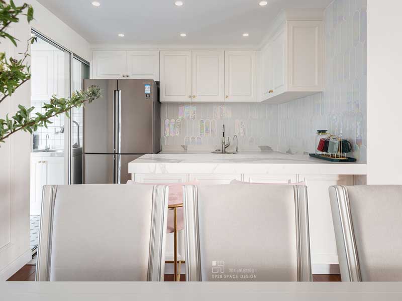 西廚承擔(dān)著做西點(diǎn)水果等操作,設(shè)備上放置有冰箱,蒸烤箱,凈水直飲水等還承擔(dān)著餐廳的儲(chǔ)物需求。 西廚承擔(dān)著做西點(diǎn)水果等操作,設(shè)備上放置有冰箱,蒸烤箱,凈水直飲水等還承擔(dān)著餐廳的儲(chǔ)物需求。