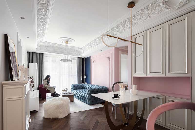餐廳與客廳相連，為了保持通透、舒適的空間感，僅在一側(cè)定制了到頂?shù)牟瓦吂瘢钍胶蜕{(diào)均同客廳相呼應，以臟粉色作為跳躍色，古銅色作為點綴色，延續(xù)整體法式輕奢的格調(diào)。