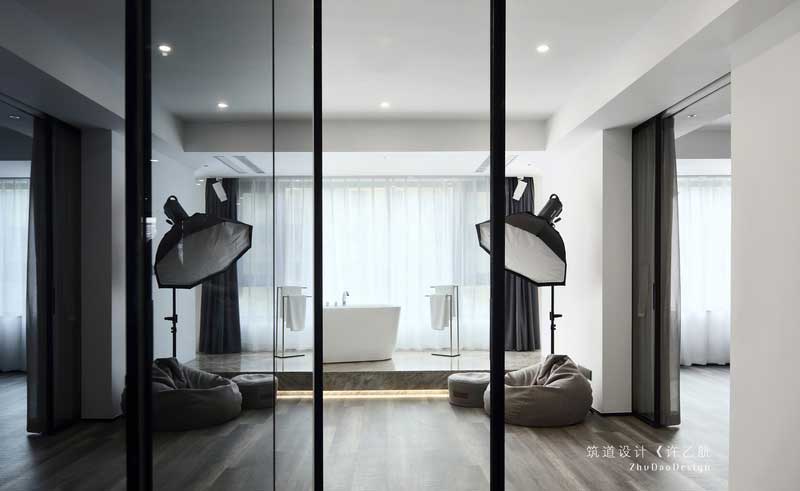 極富質感的進口陳設架構出空間的精致度與清雅氣質,煥發文化交融的意蘊神采,暈染出深雋內斂的現代簡約空間,讓生活寬度再次延展。 極富質感的進口陳設架構出空間的精致度與清雅氣質,煥發文化交融的意蘊神采,暈染出深雋內斂的現代簡約空間,讓生活寬度再次延展。